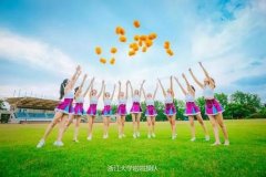 还有少数平易近族姑娘和留学生